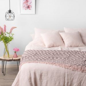Rožinė / ružava lininė patalynė iš skalbto audinio (pagalvės, antklodės užvalkalai ir paklodės, su guma arba paprastai apsiūta). Pagaminta Lietuvoje.