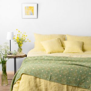 Geltona lininė patalynė, skalbto audinio (antklodės ir pagalvės užvalkalai, paklodė). Pagaminta AB Siūlas